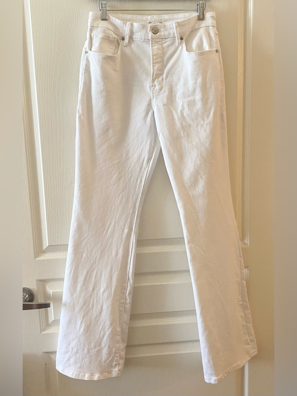 GOOD AMERICAN Classic Bootcut High-Rise Flare Jean in White - 10/30 - Picture 2 of 13